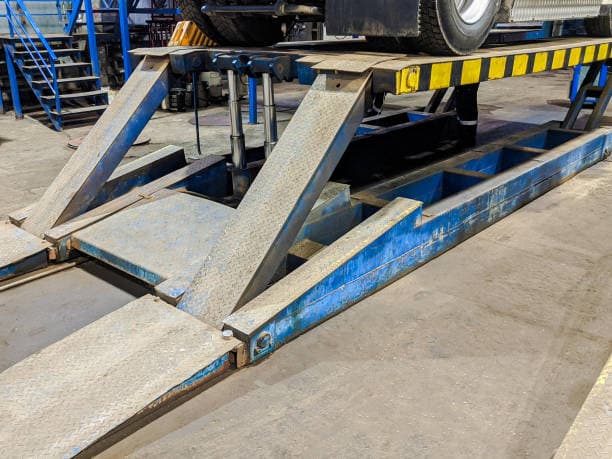 Heavy-duty vehicle lifting and recovery equipment